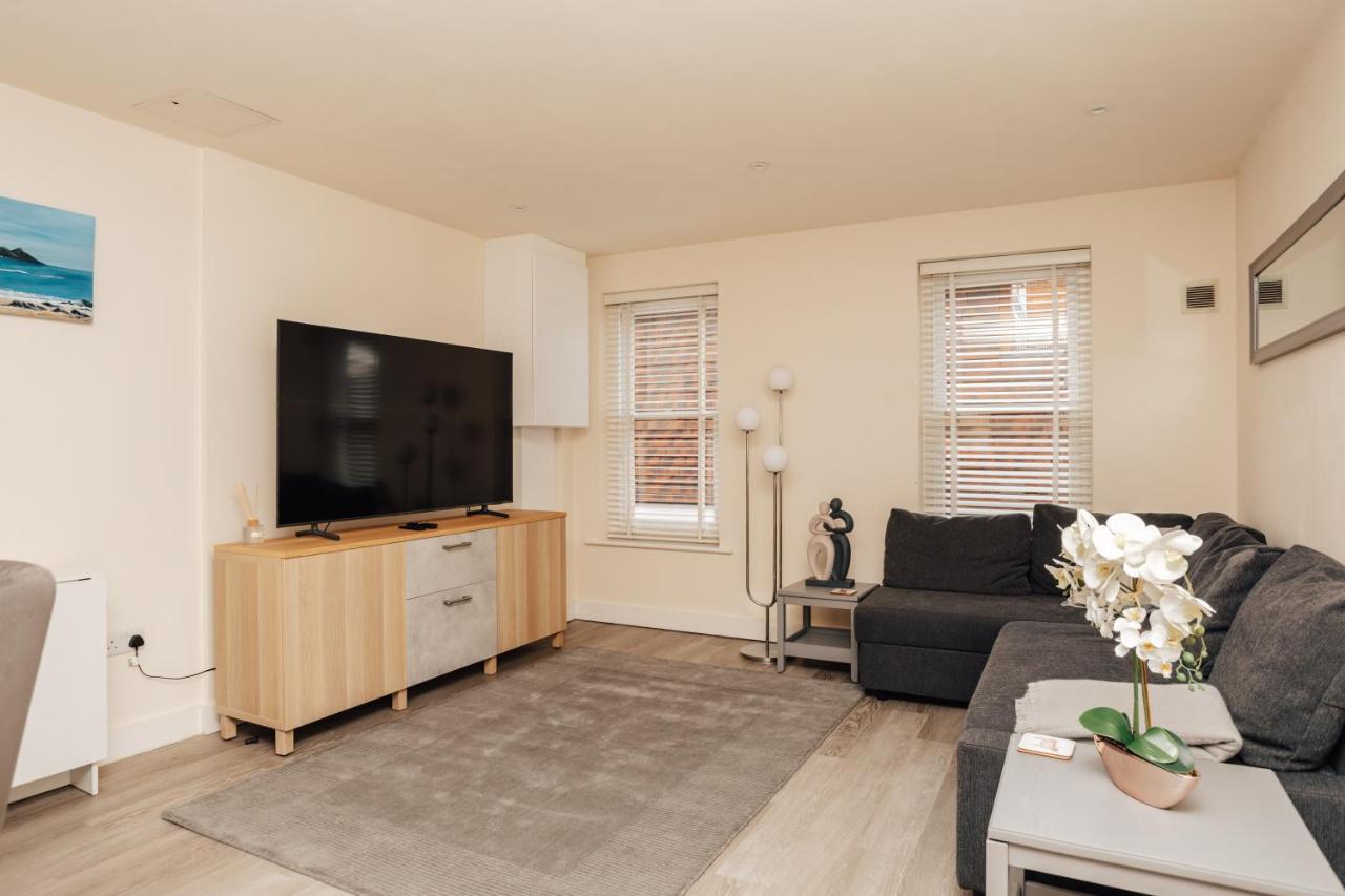 Town Centre With Parking Apartment