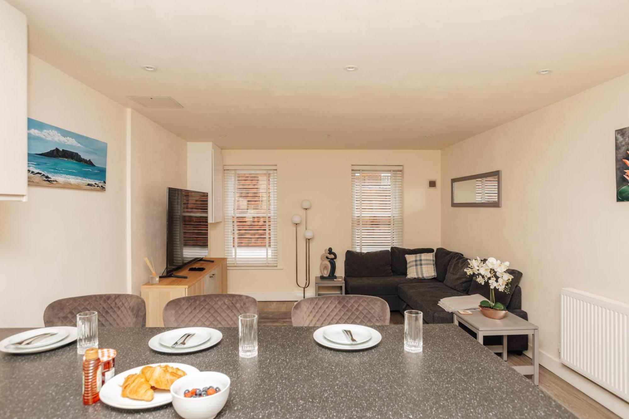 Town Centre With Parking Apartment *